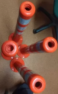 Słupek parkingowy blokujący T-FLEX | PCV, 100 cm, na stopie, elastyczny, uchylny